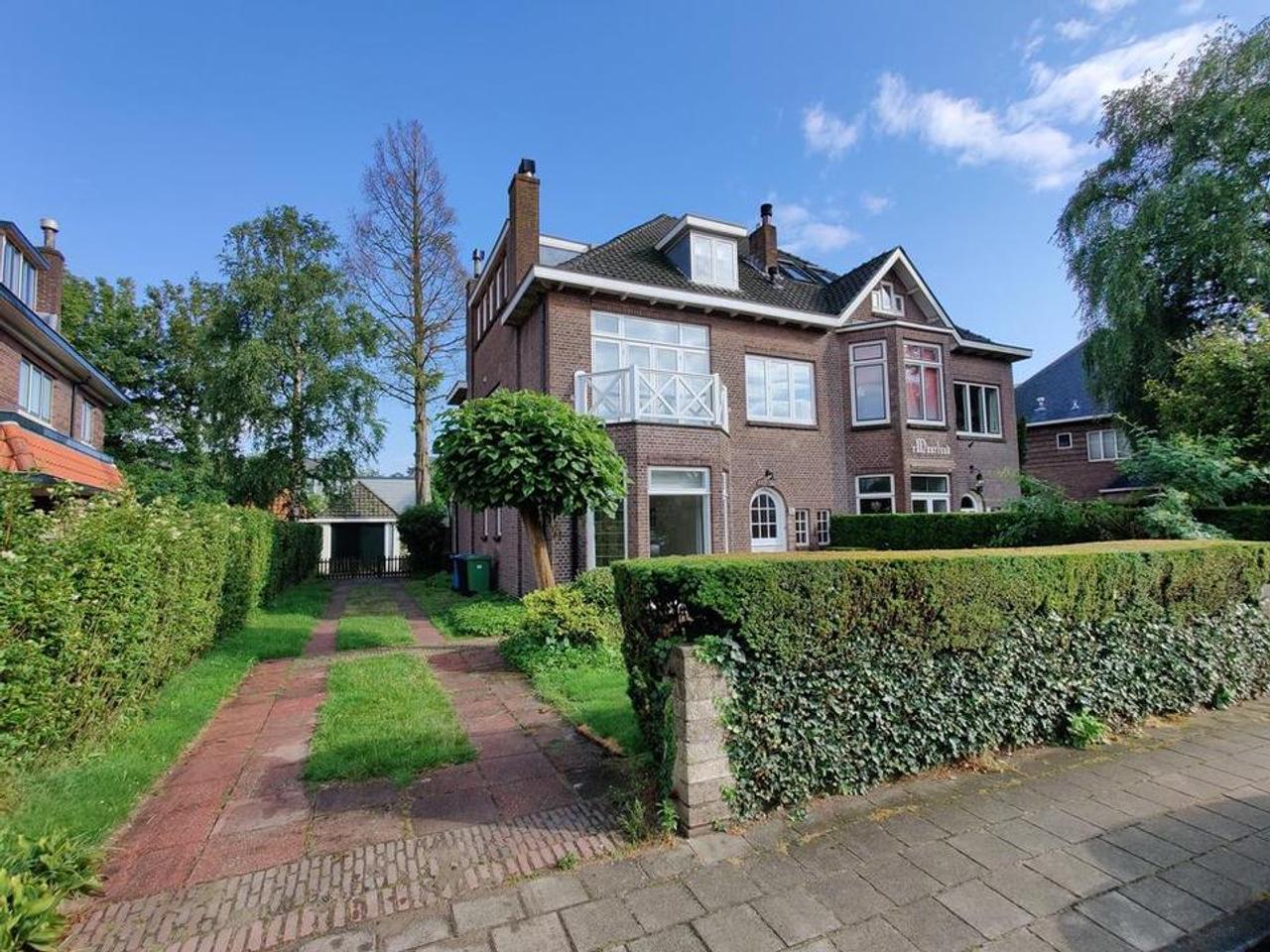Semi-detached house with garden and garage - Image 1