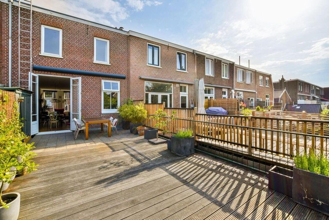 110m² upper-floor apartment with roof terrace - Image 7