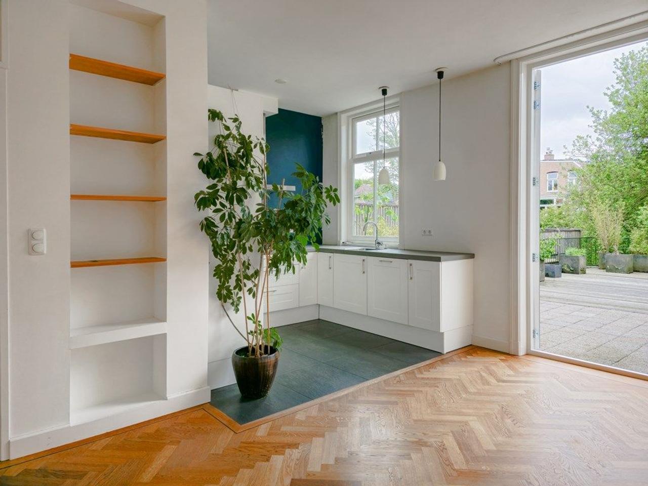 110m² upper-floor apartment with roof terrace - Image 5