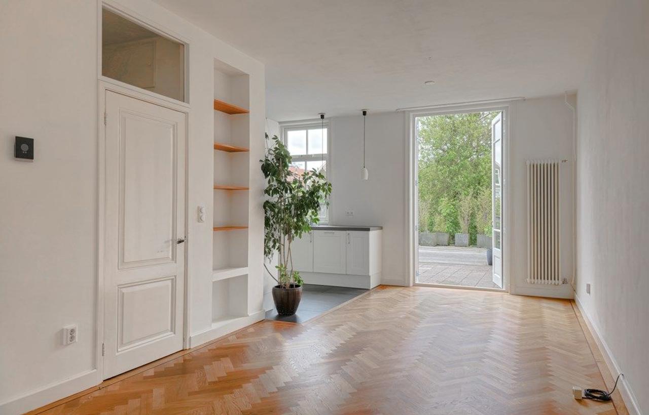 110m² upper-floor apartment with roof terrace - Image 3