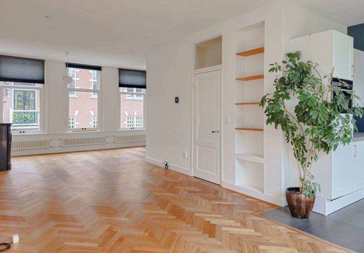 110m² upper-floor apartment with roof terrace - Image 2
