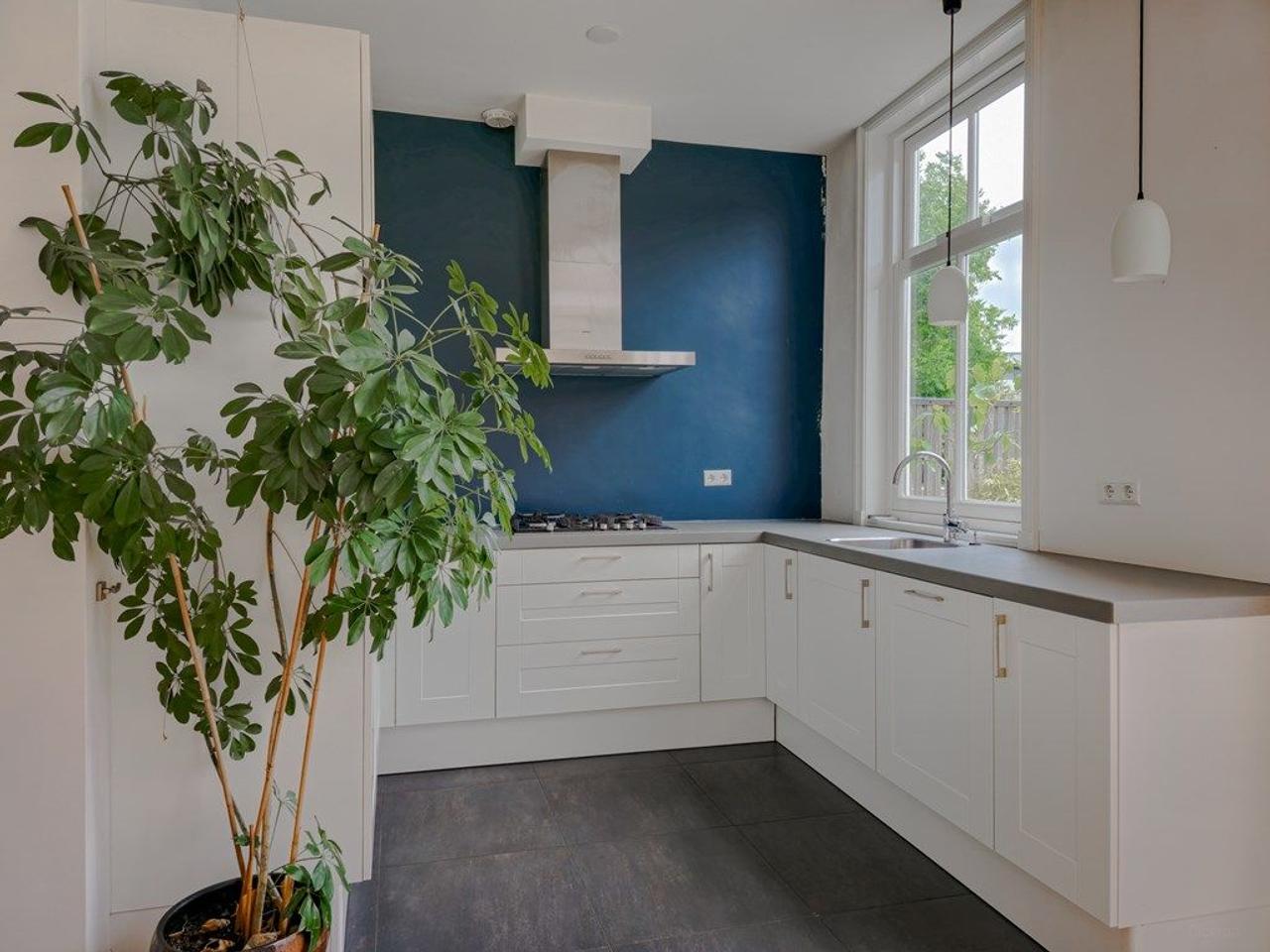 110m² upper-floor apartment with roof terrace - Image 4