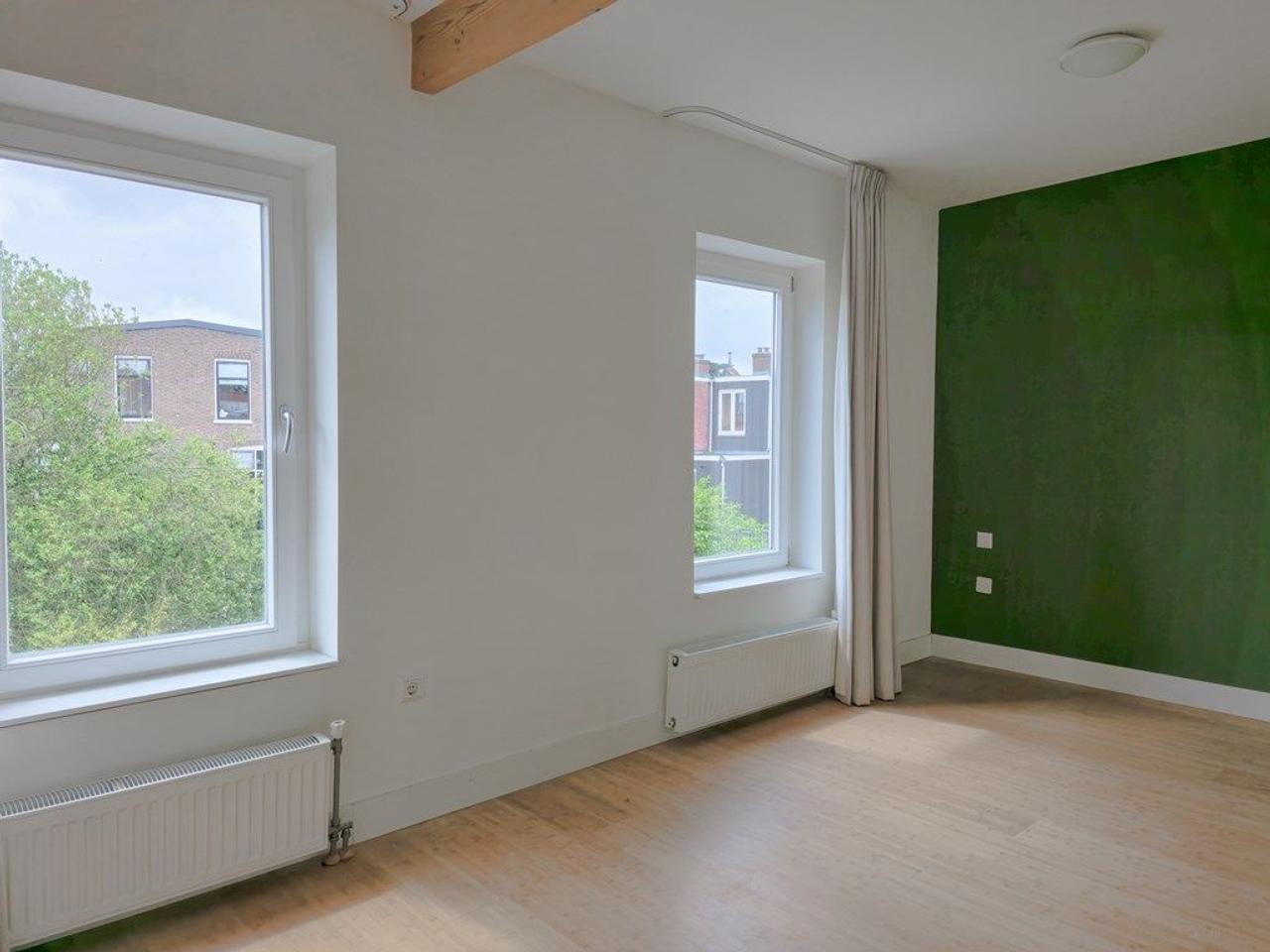 110m² upper-floor apartment with roof terrace - Image 13