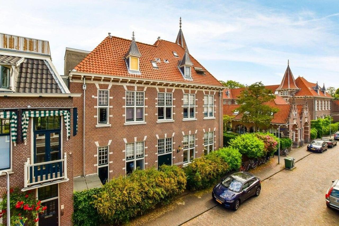 110m² upper-floor apartment with roof terrace - Image 16