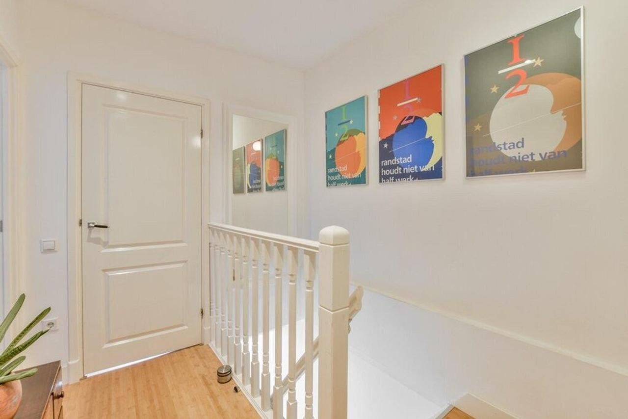 110m² upper-floor apartment with roof terrace - Image 11