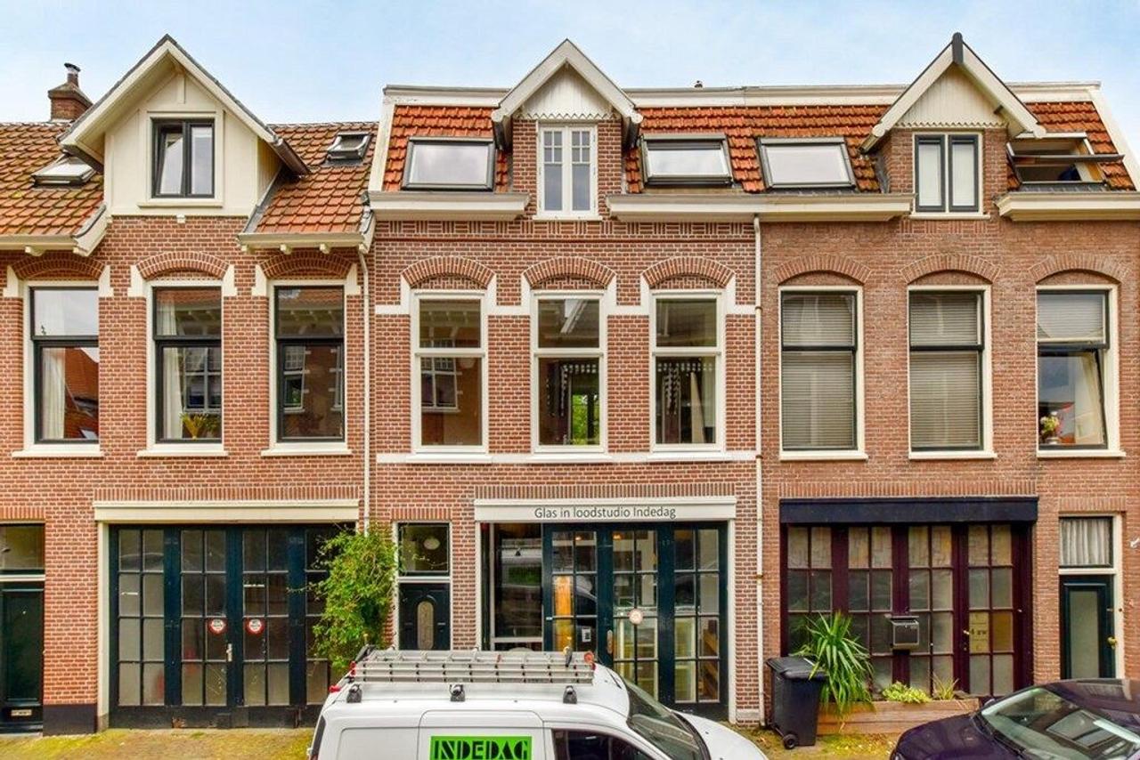 110m² upper-floor apartment with roof terrace - Image 1
