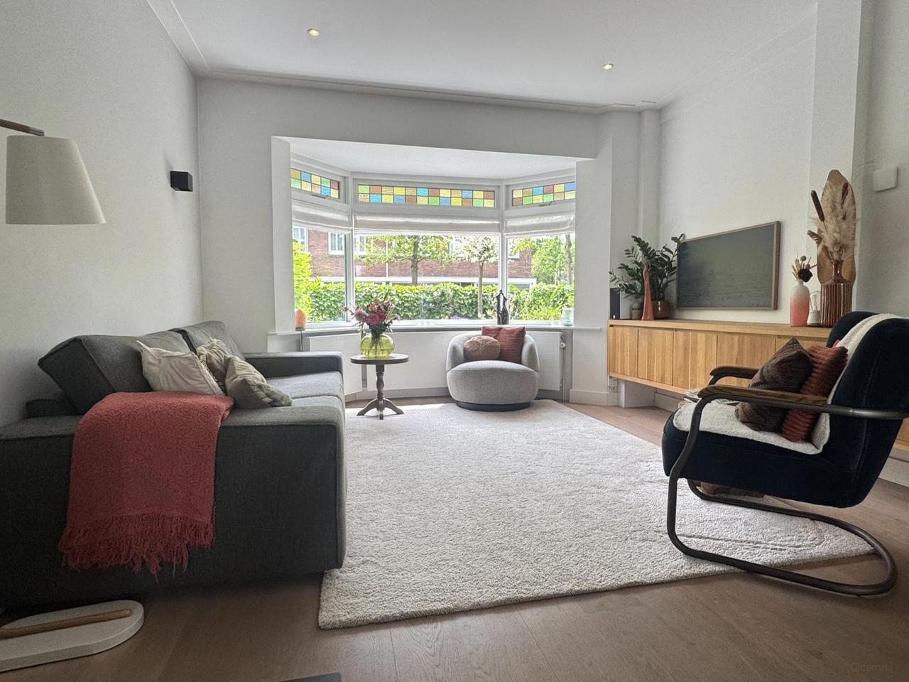 Furnished 5-bedroom house by the park - Image 1