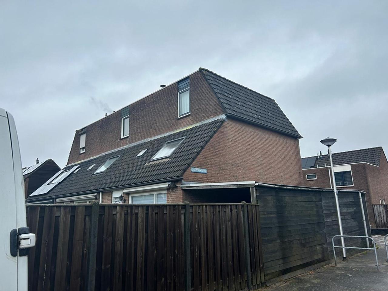 Hoekwoning met tuin naast supermarkt - Afbeelding 2