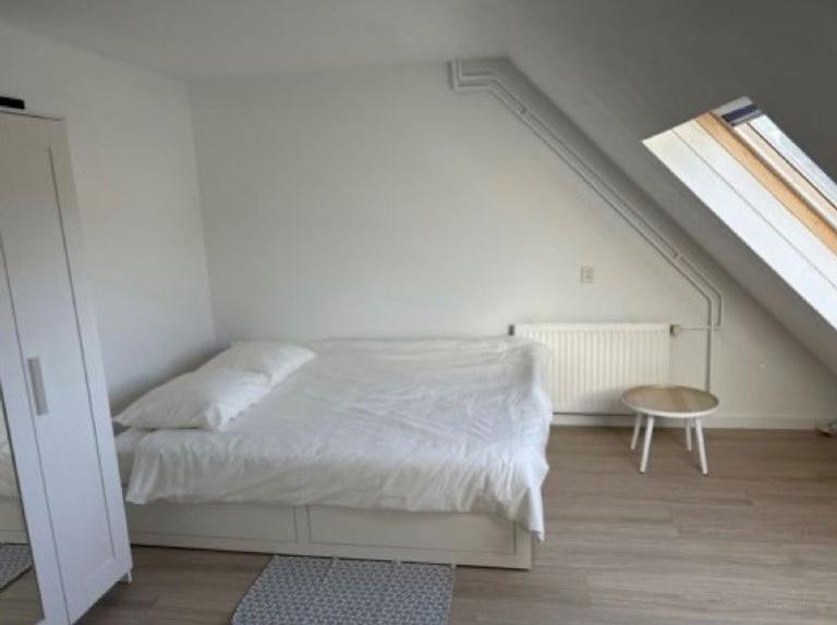 Hoekwoning met tuin naast supermarkt - Afbeelding 9