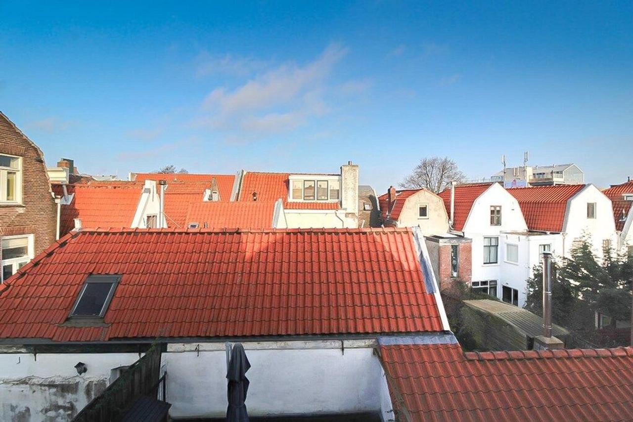 City House with Sunny Roof Terrace - Image 20