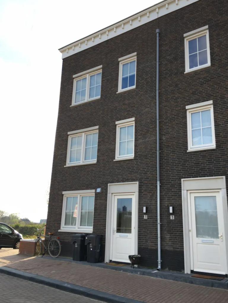 Family Home with 4 Bedrooms in Oegstgeest - Image 3