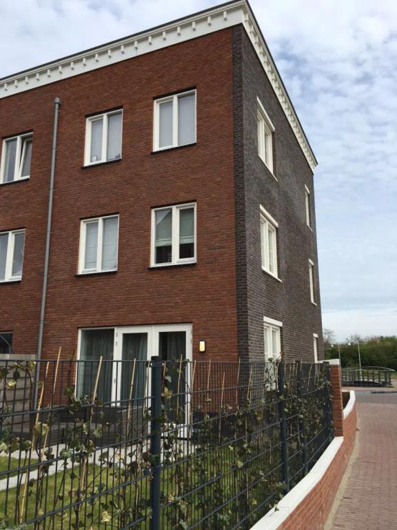 Family Home with 4 Bedrooms in Oegstgeest - Image 4