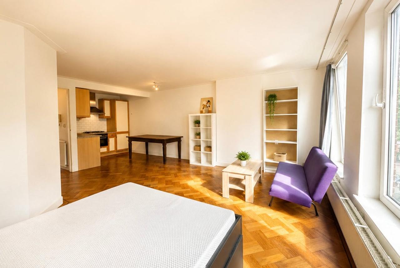 Licht 63m2 appartement met eiken vloer in De Pijp - Afbeelding 1