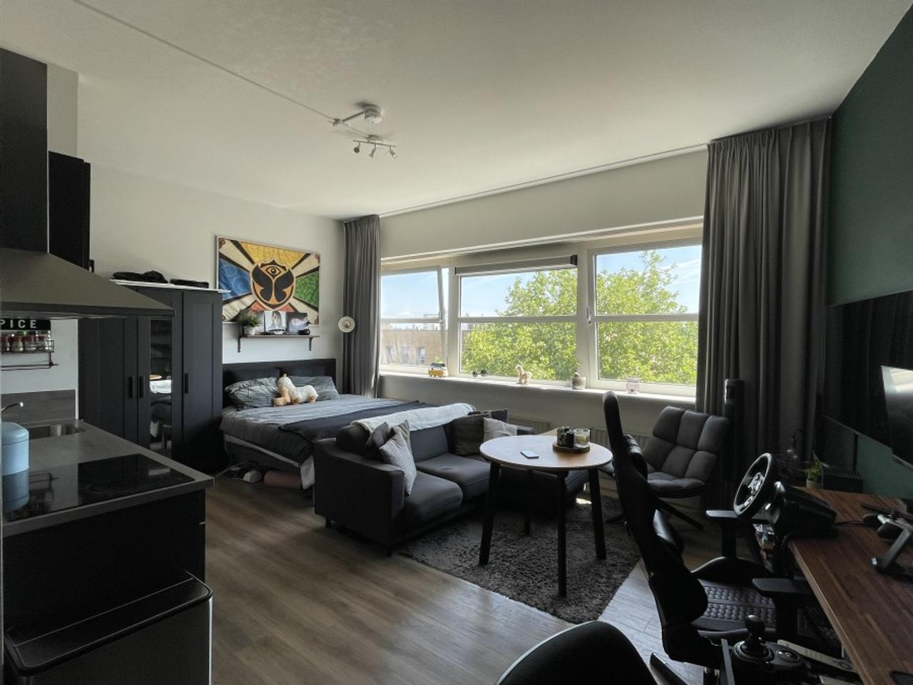 Studio in city center with roof terrace - Image 2