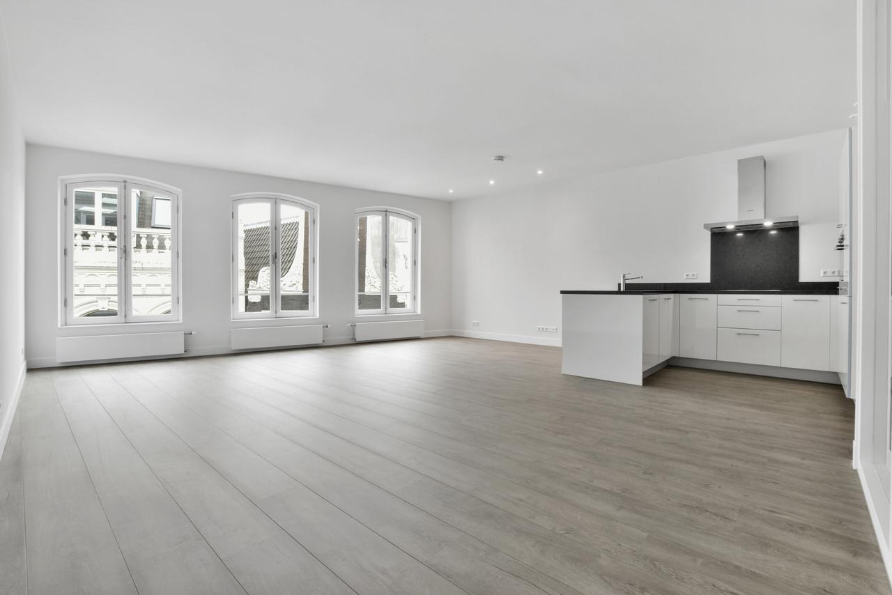 Licht 2-kamerappartement op Nieuwendijk - Afbeelding 1