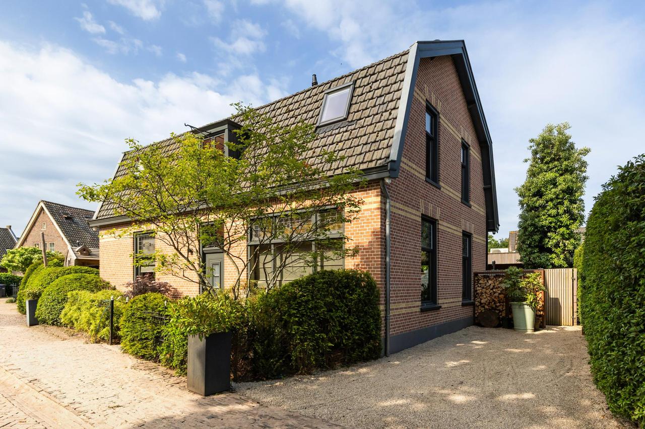 Vrijstaande villa met guesthouse - Afbeelding 1