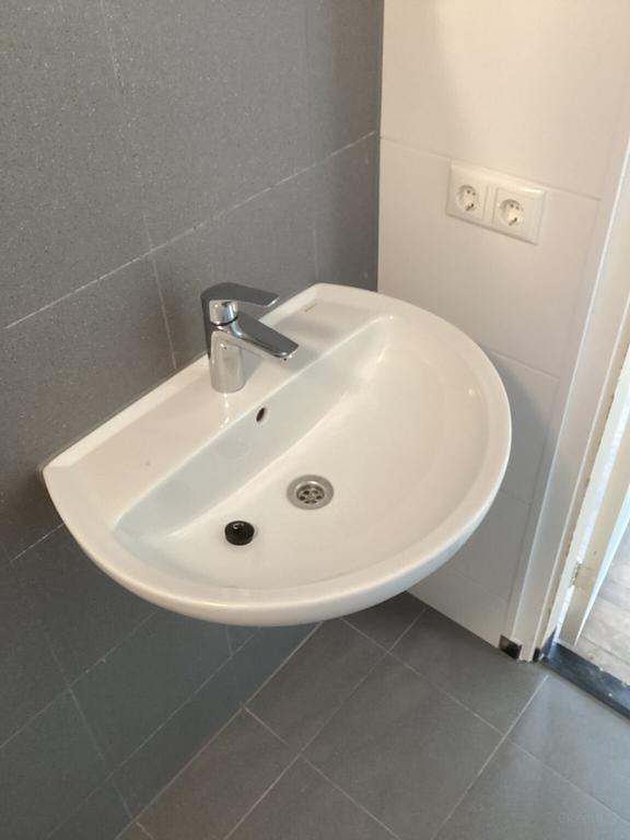 Top Floor with 3 Bedrooms - Image 16