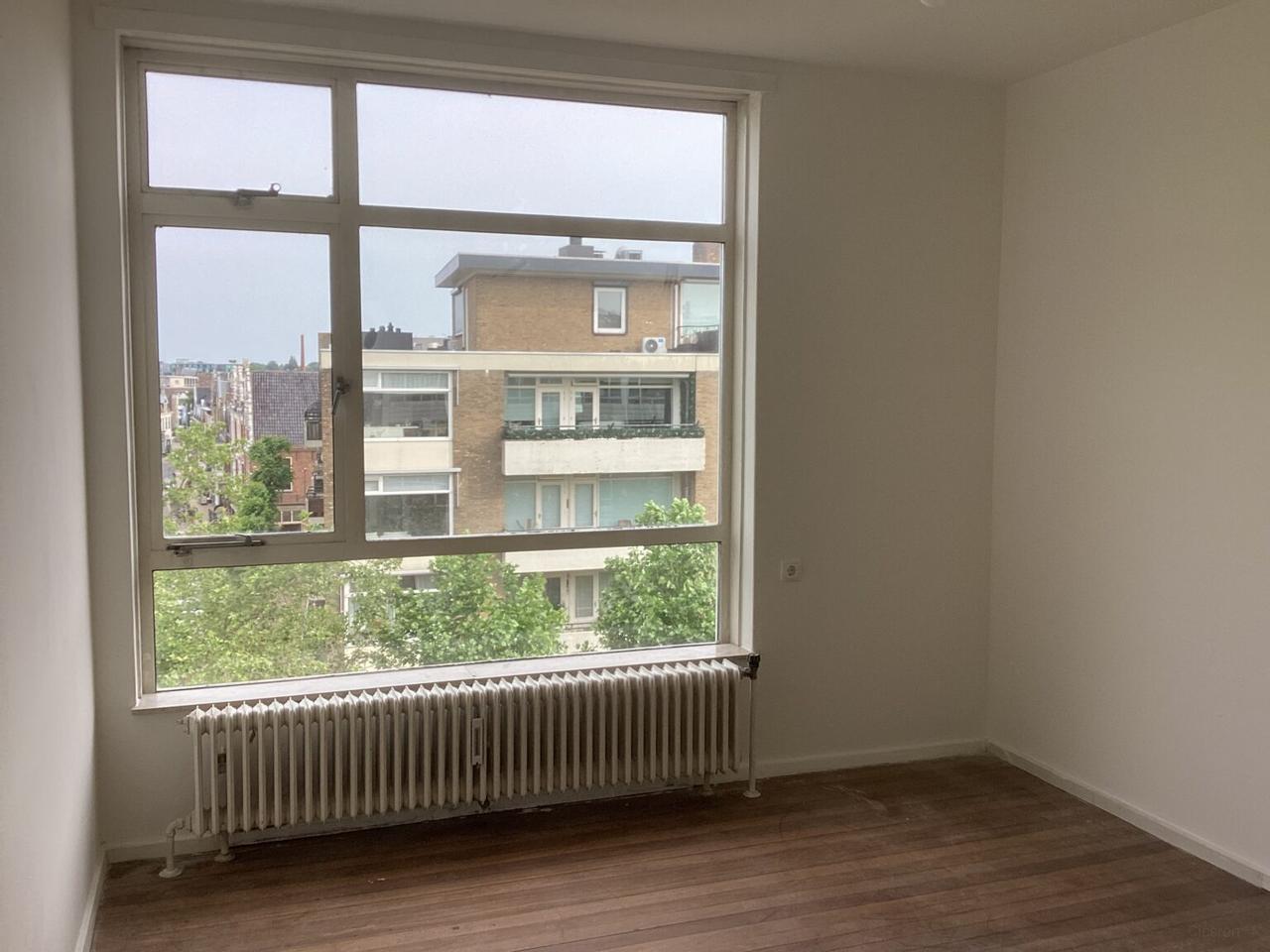 Top Floor with 3 Bedrooms - Image 9