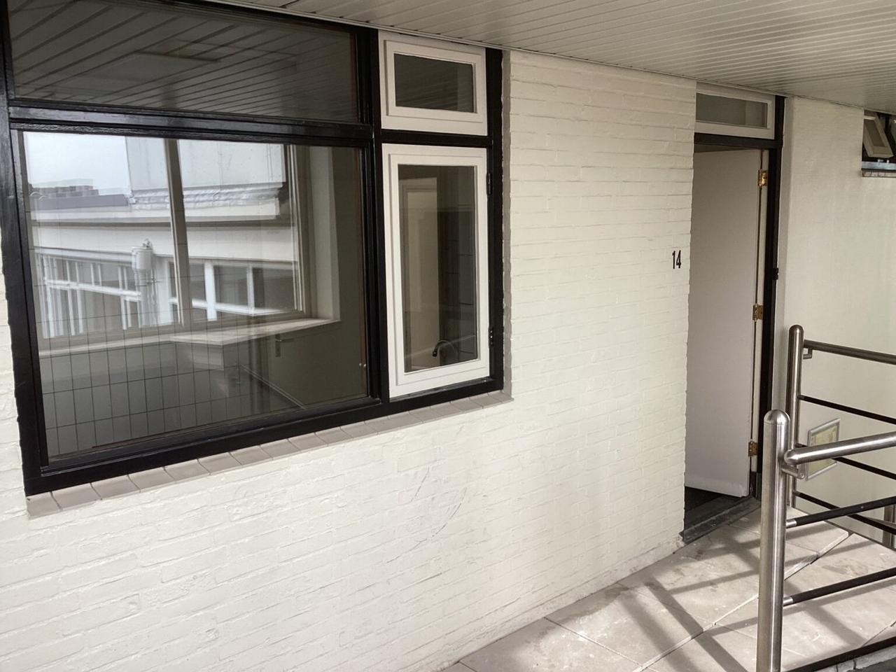 Top Floor with 3 Bedrooms - Image 5