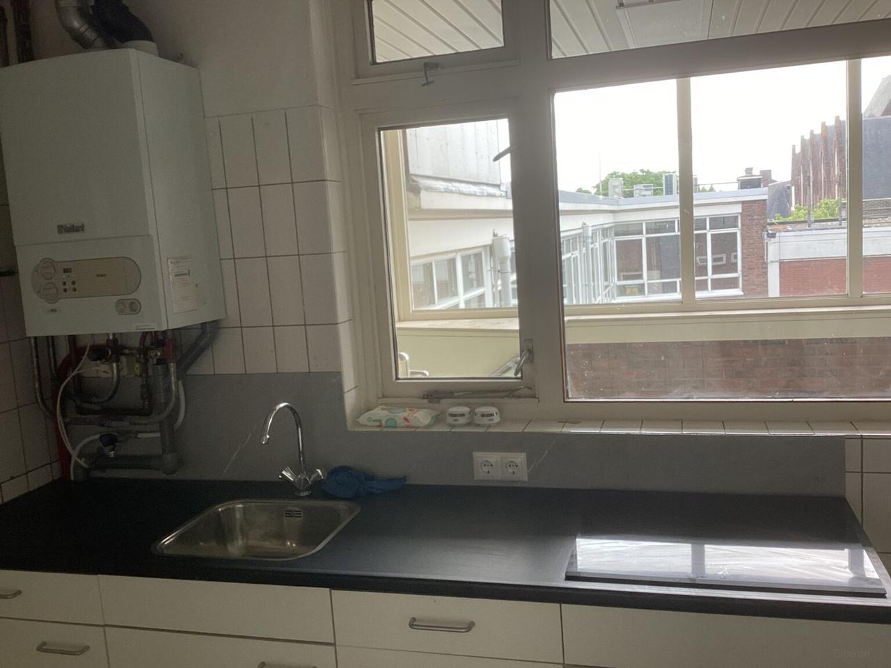 Top Floor with 3 Bedrooms - Image 20