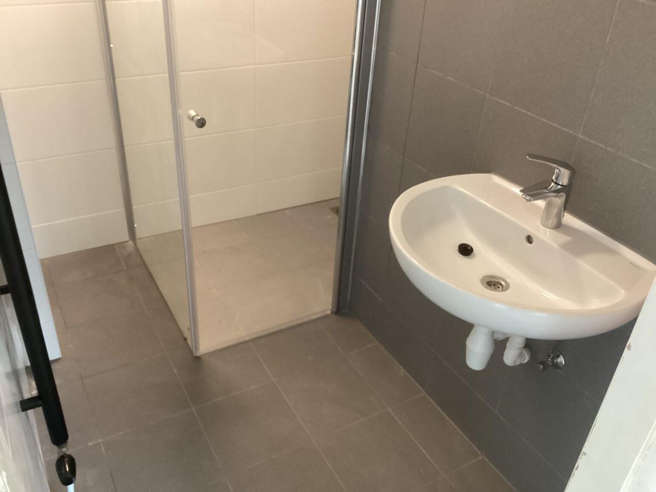 Top Floor with 3 Bedrooms - Image 14