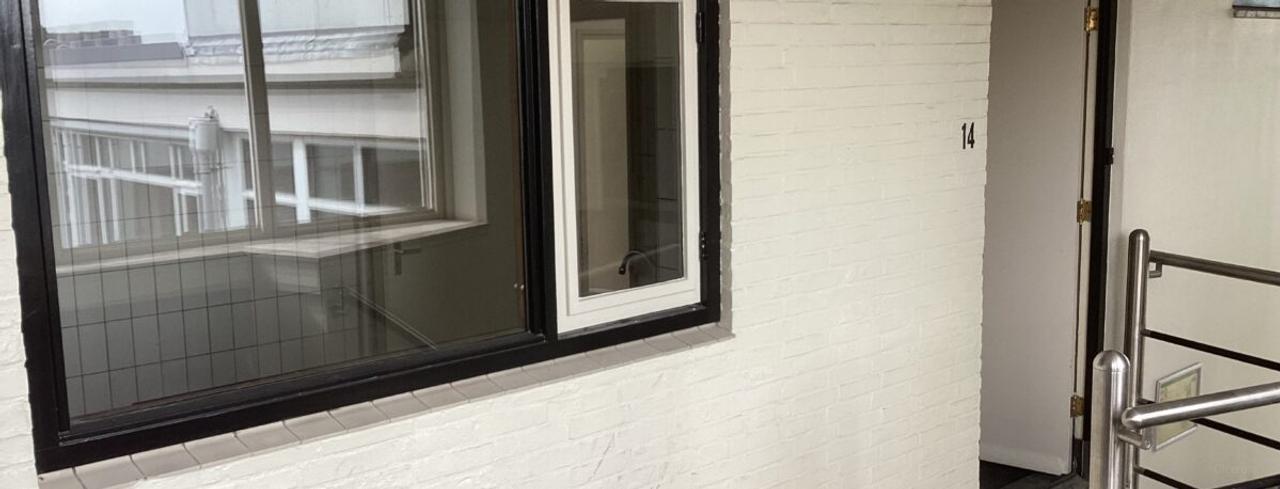 Top Floor with 3 Bedrooms - Image 2