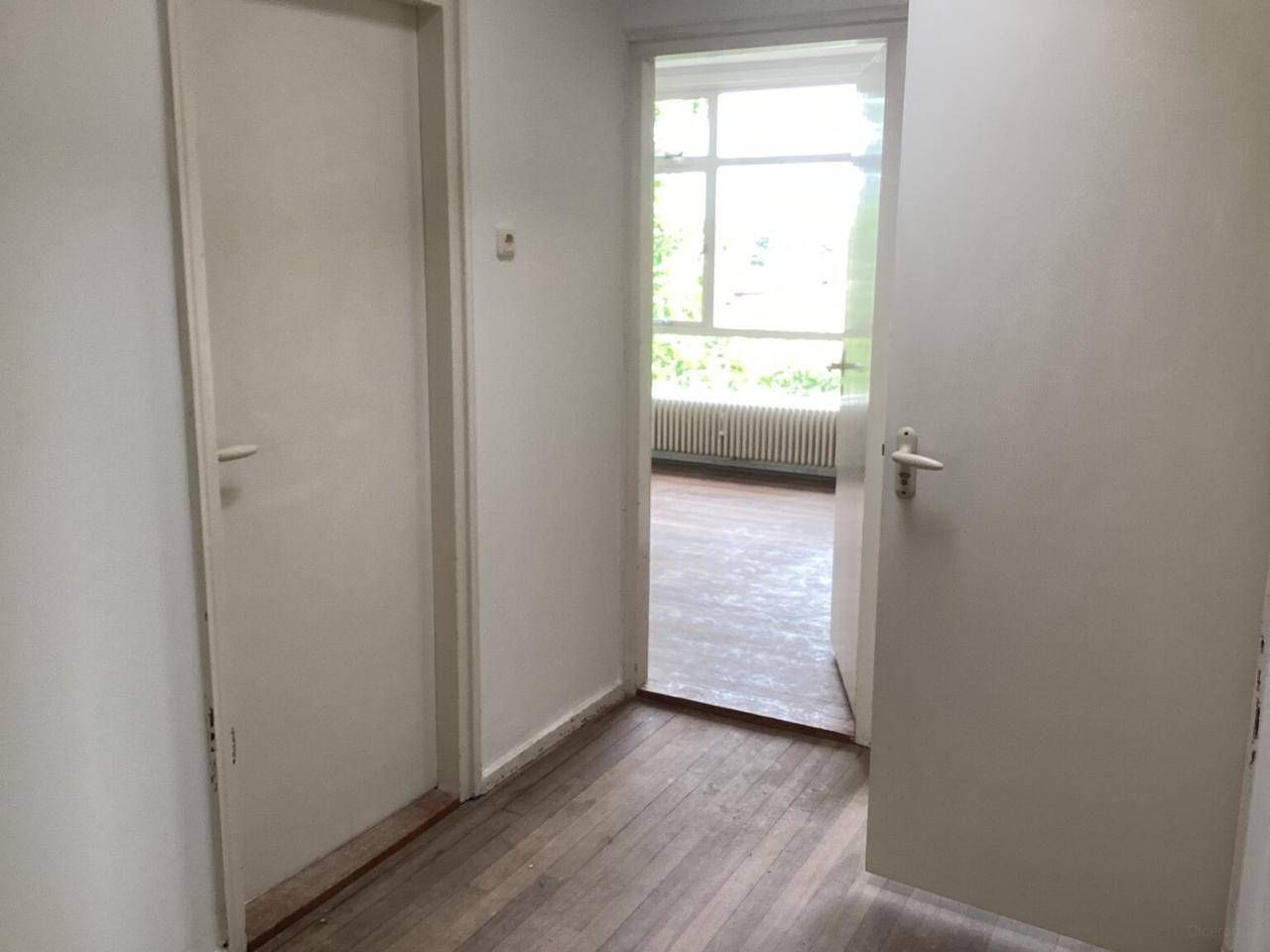 Top Floor with 3 Bedrooms - Image 8