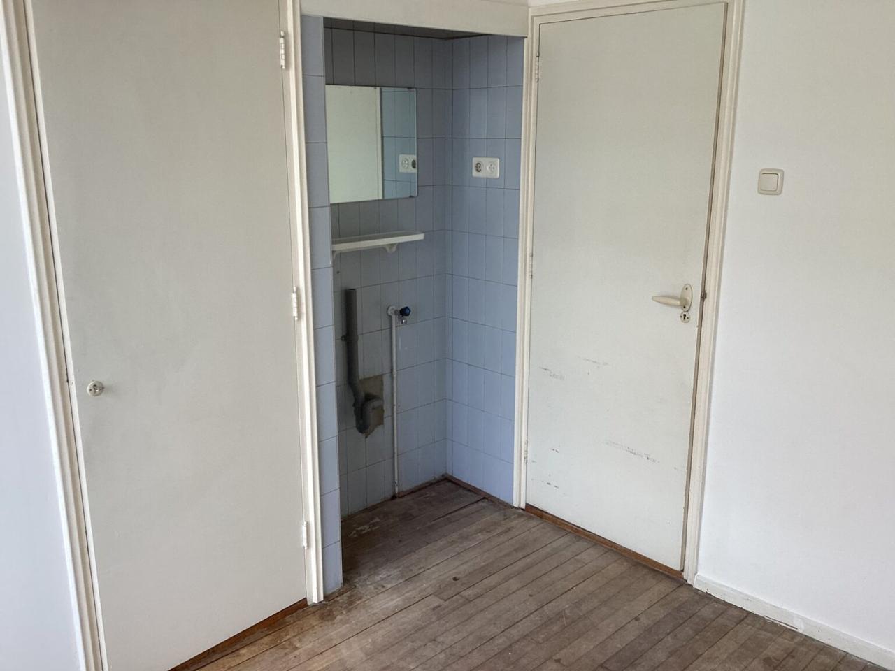 Top Floor with 3 Bedrooms - Image 13