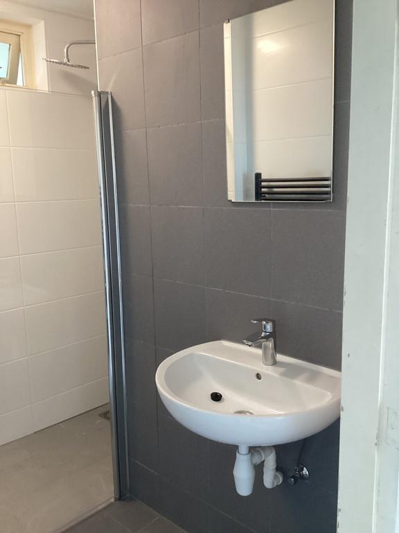 Top Floor with 3 Bedrooms - Image 17