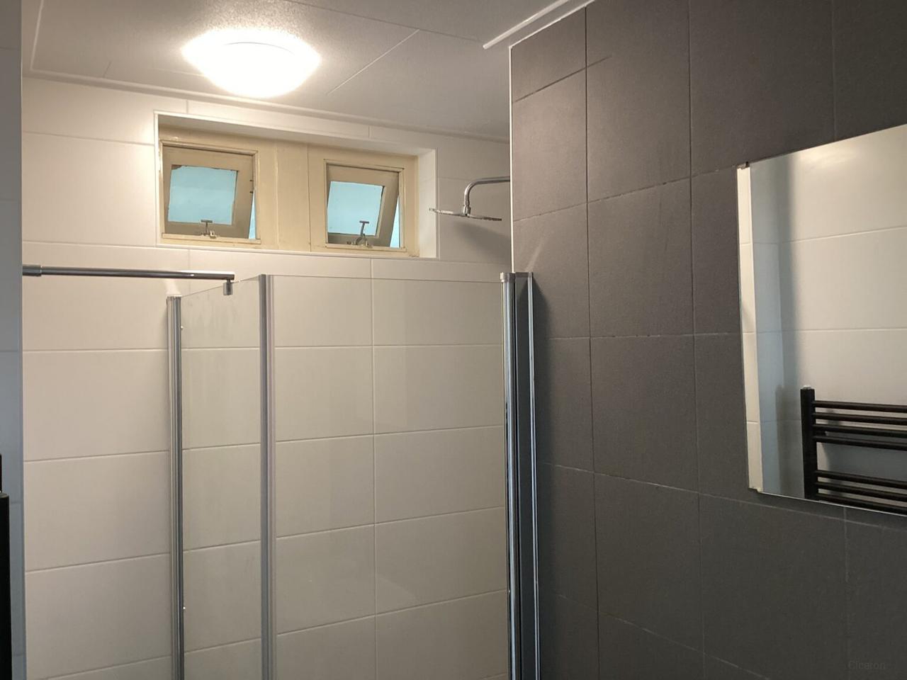 Top Floor with 3 Bedrooms - Image 15