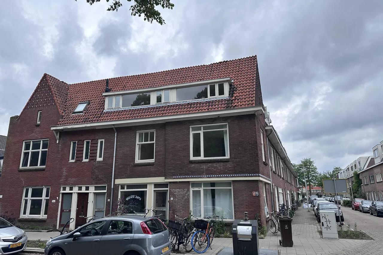97 m2 upper-floor apartment with 2 bathrooms - Image 1