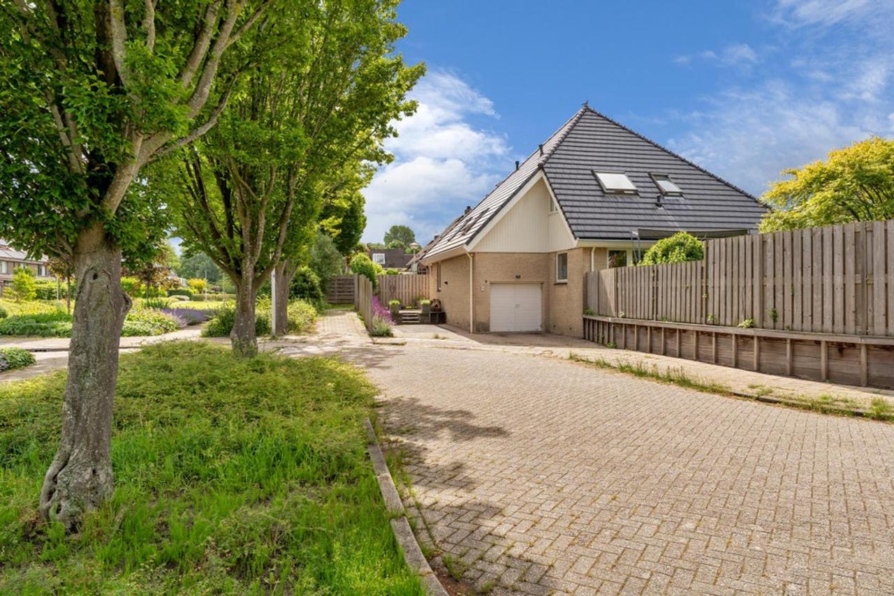 Vrijstaande villa met tuin aan het water - Afbeelding 1