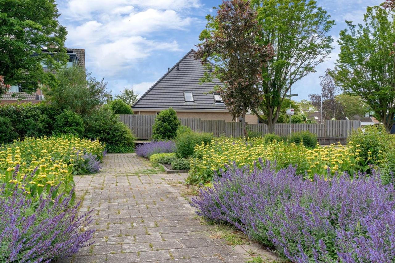 Vrijstaande villa met tuin aan het water - Afbeelding 24