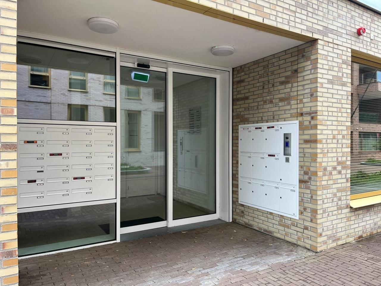 Furnished 3-room apartment with parking space - Image 20