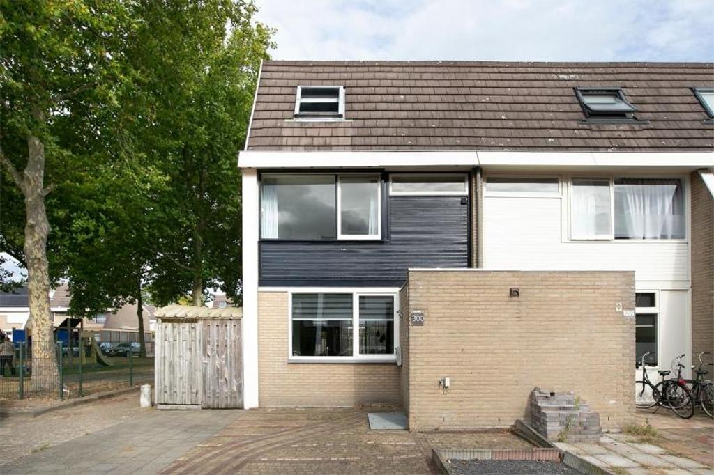 Bright Semi-Studio with Private Bathroom - Image 1