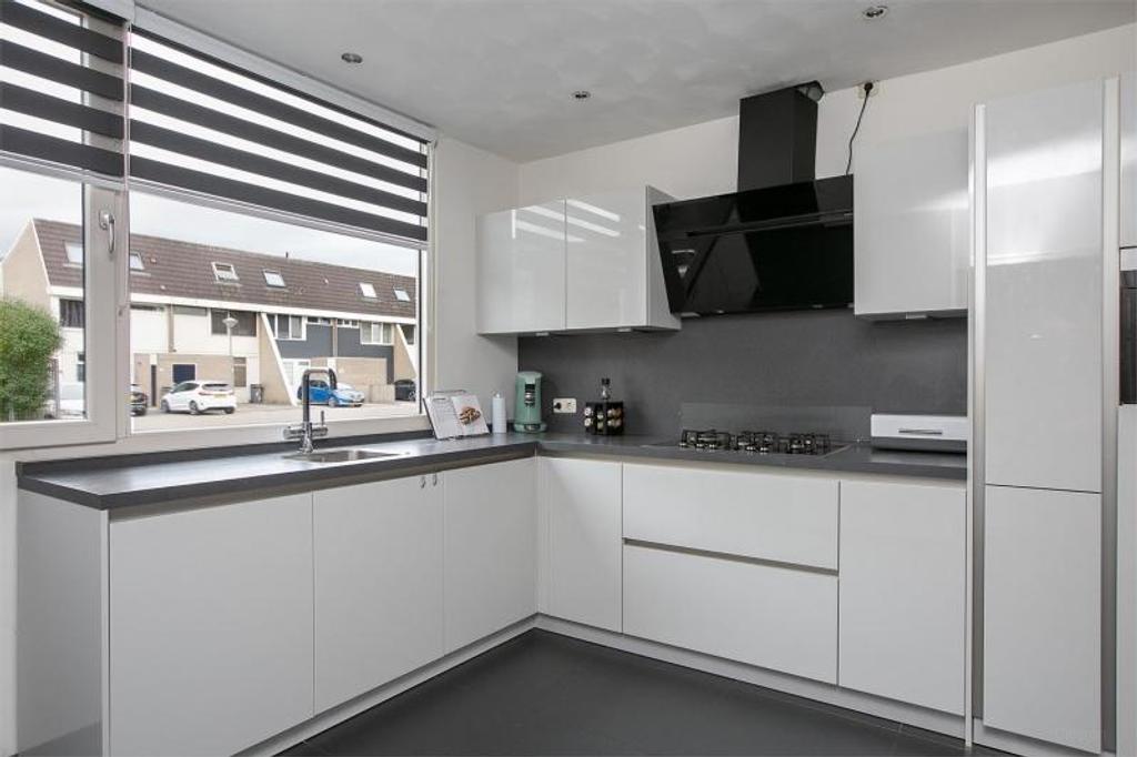 Bright Semi-Studio with Private Bathroom - Image 2