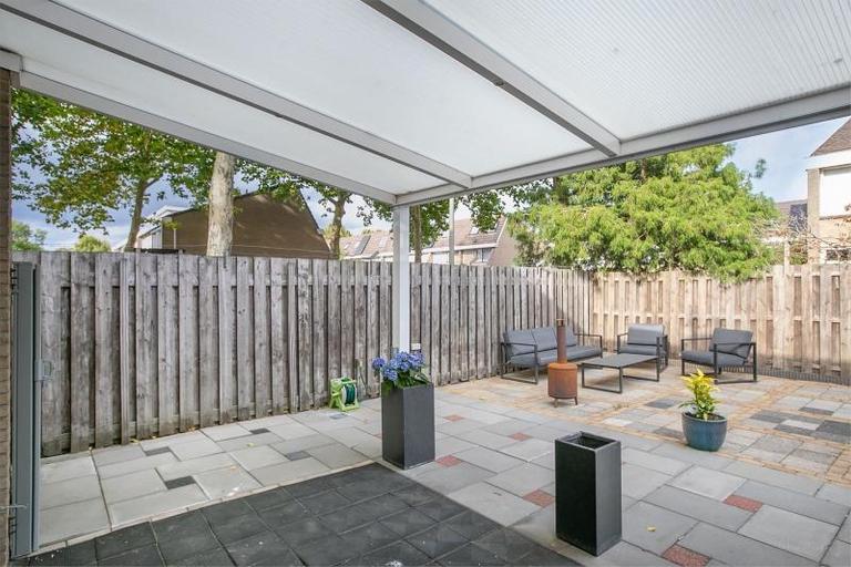 Bright Semi-Studio with Private Bathroom - Image 4