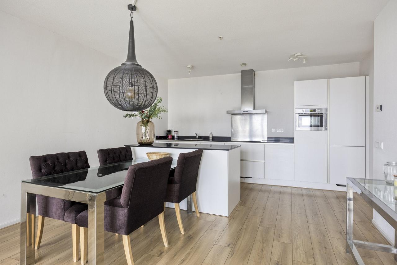 Living on the 22nd floor with a view of the Maas River - Image 5