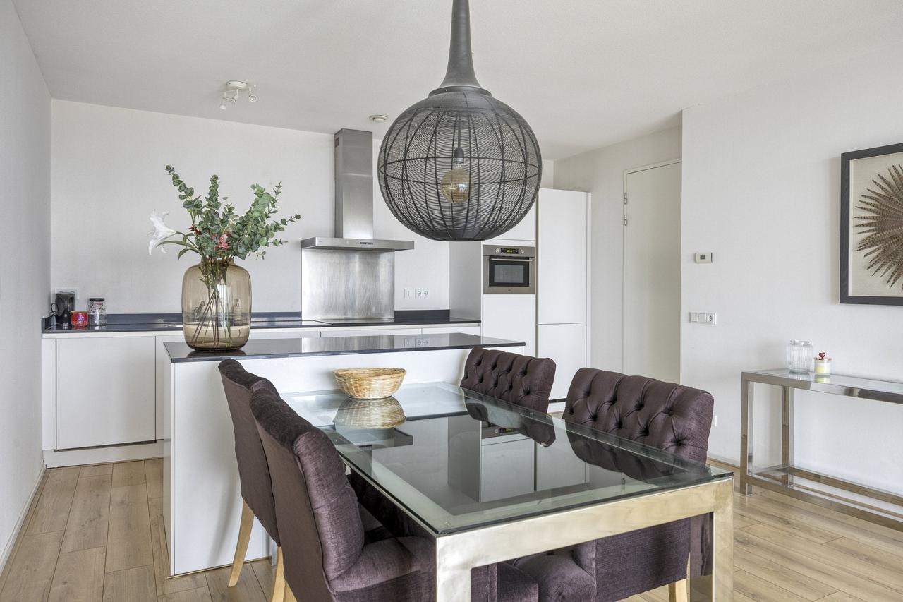 Living on the 22nd floor with a view of the Maas River - Image 6