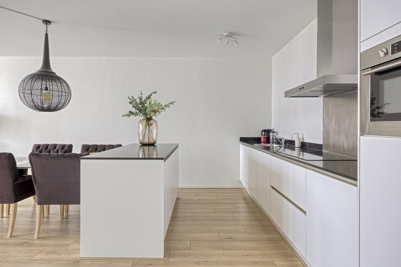 Living on the 22nd floor with a view of the Maas River - Image 7