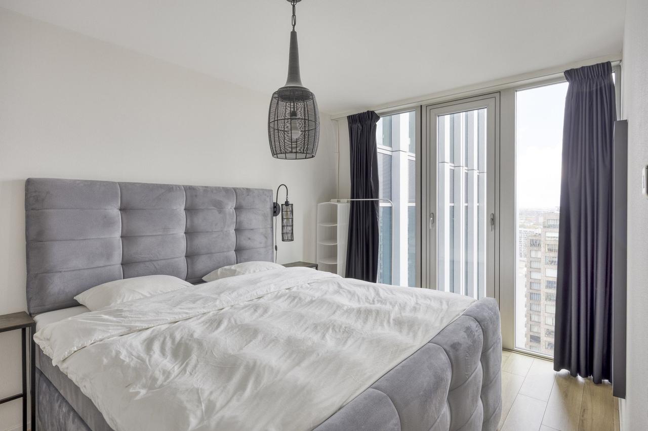 Living on the 22nd floor with a view of the Maas River - Image 8