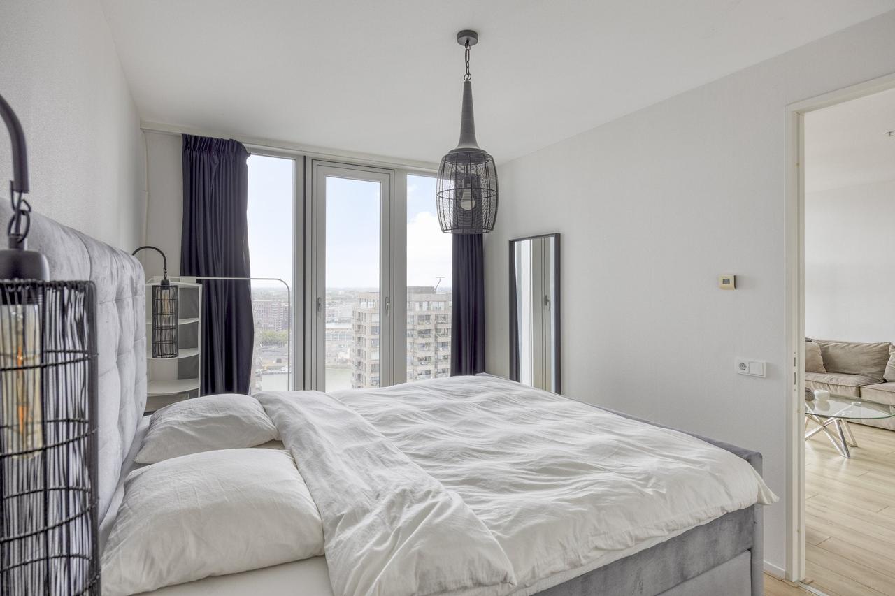 Living on the 22nd floor with a view of the Maas River - Image 9