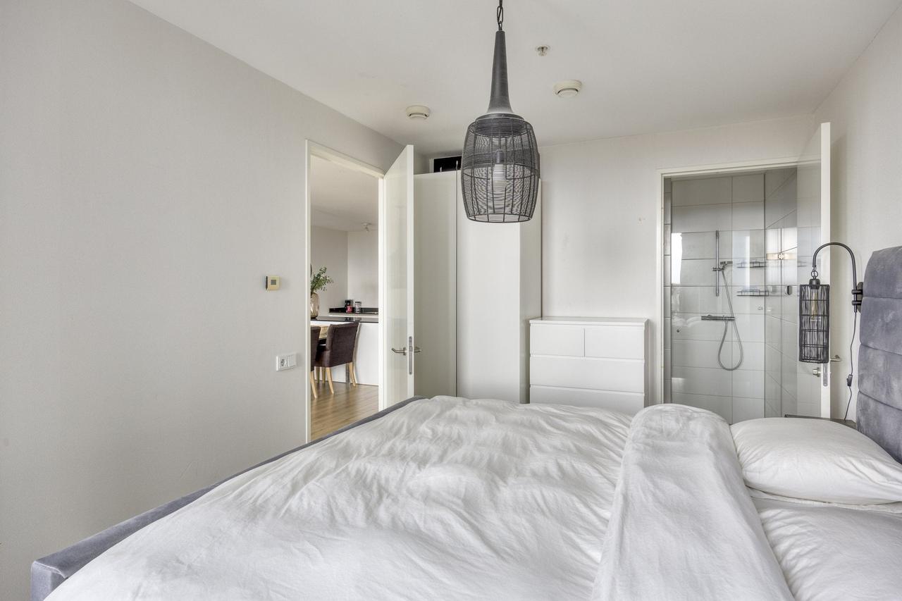 Living on the 22nd floor with a view of the Maas River - Image 10