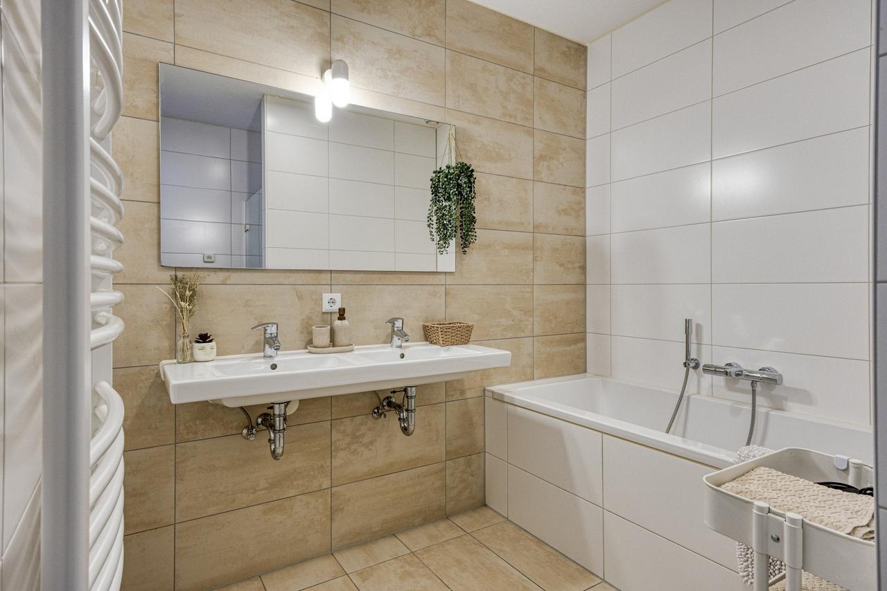 Living on the 22nd floor with a view of the Maas River - Image 11
