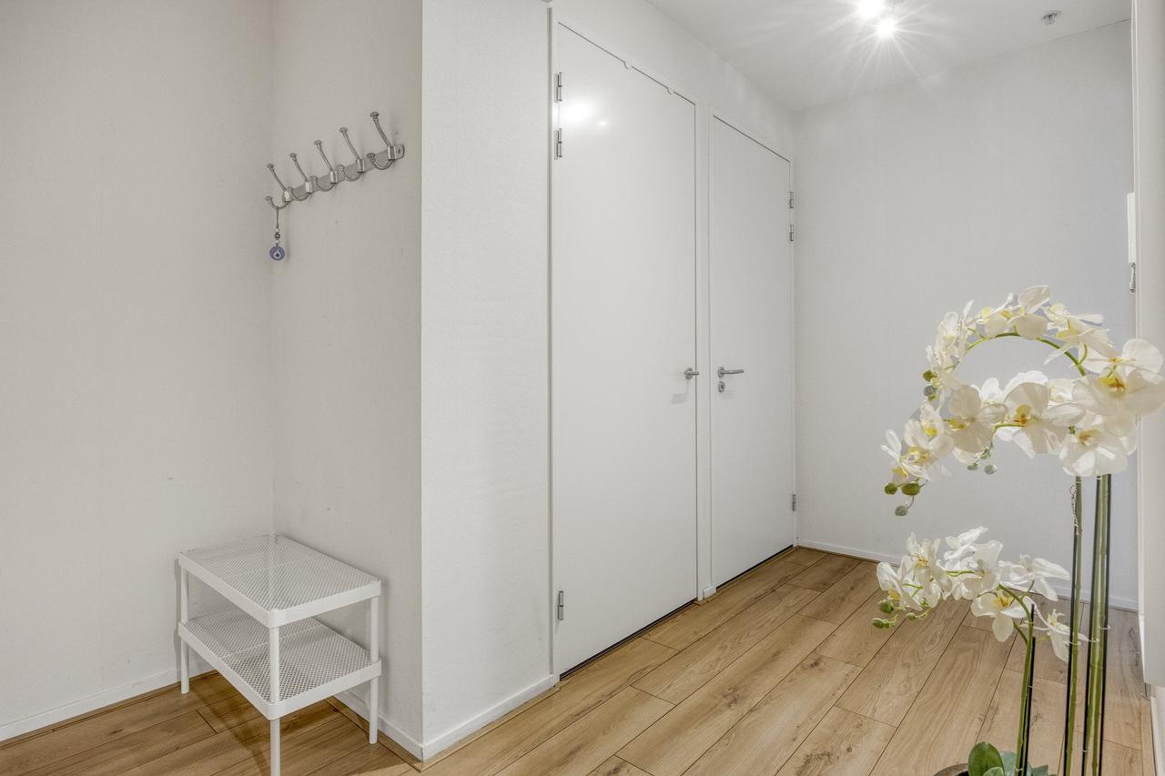 Living on the 22nd floor with a view of the Maas River - Image 16