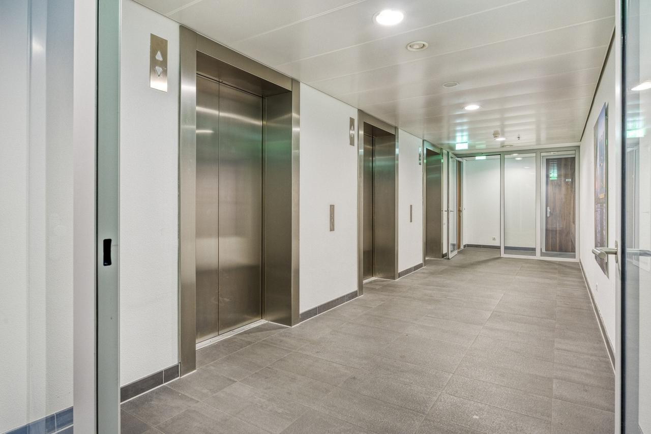 Living on the 22nd floor with a view of the Maas River - Image 17