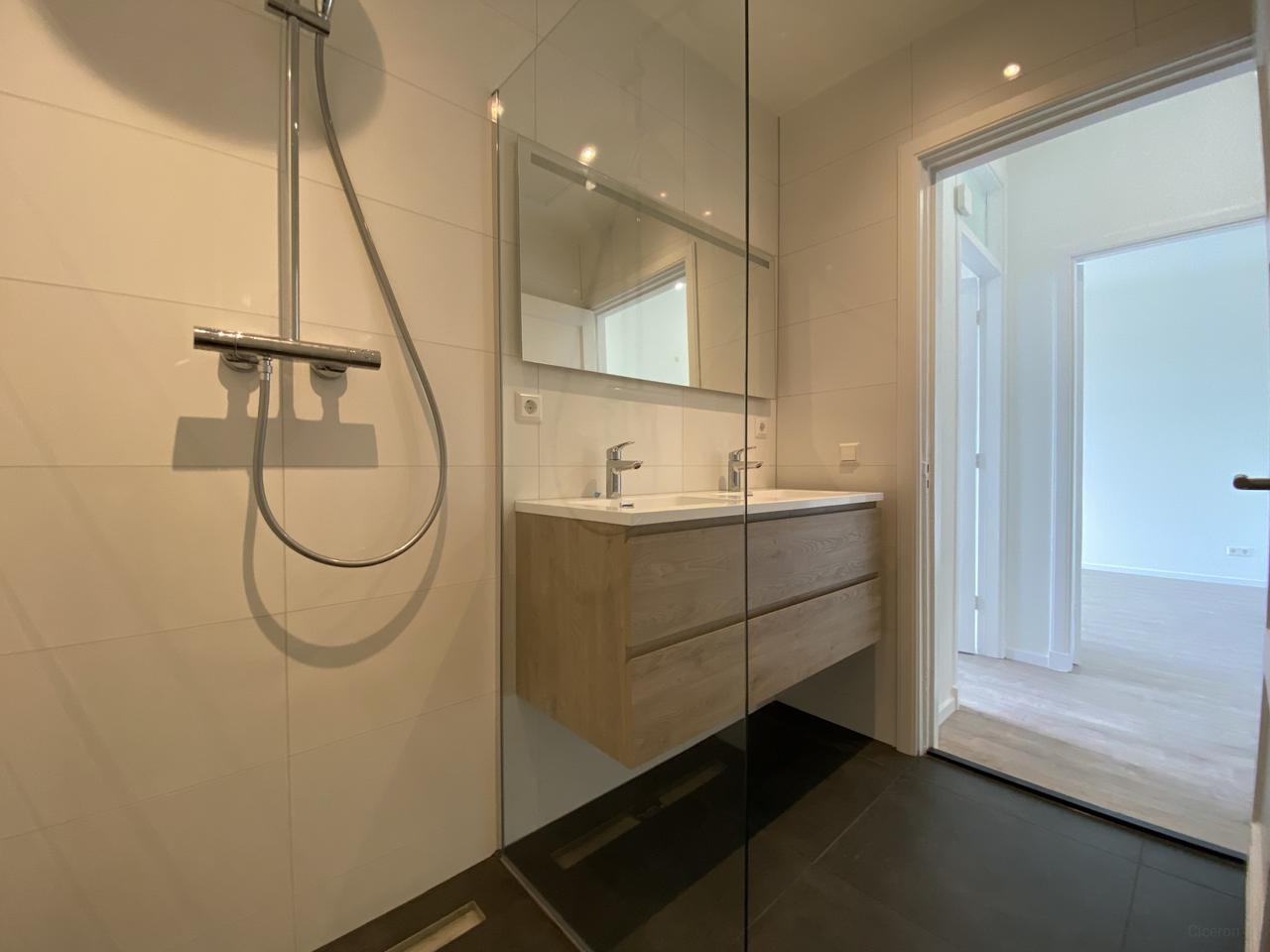 100 m² dubbelbovenhuis aan het water - Afbeelding 9
