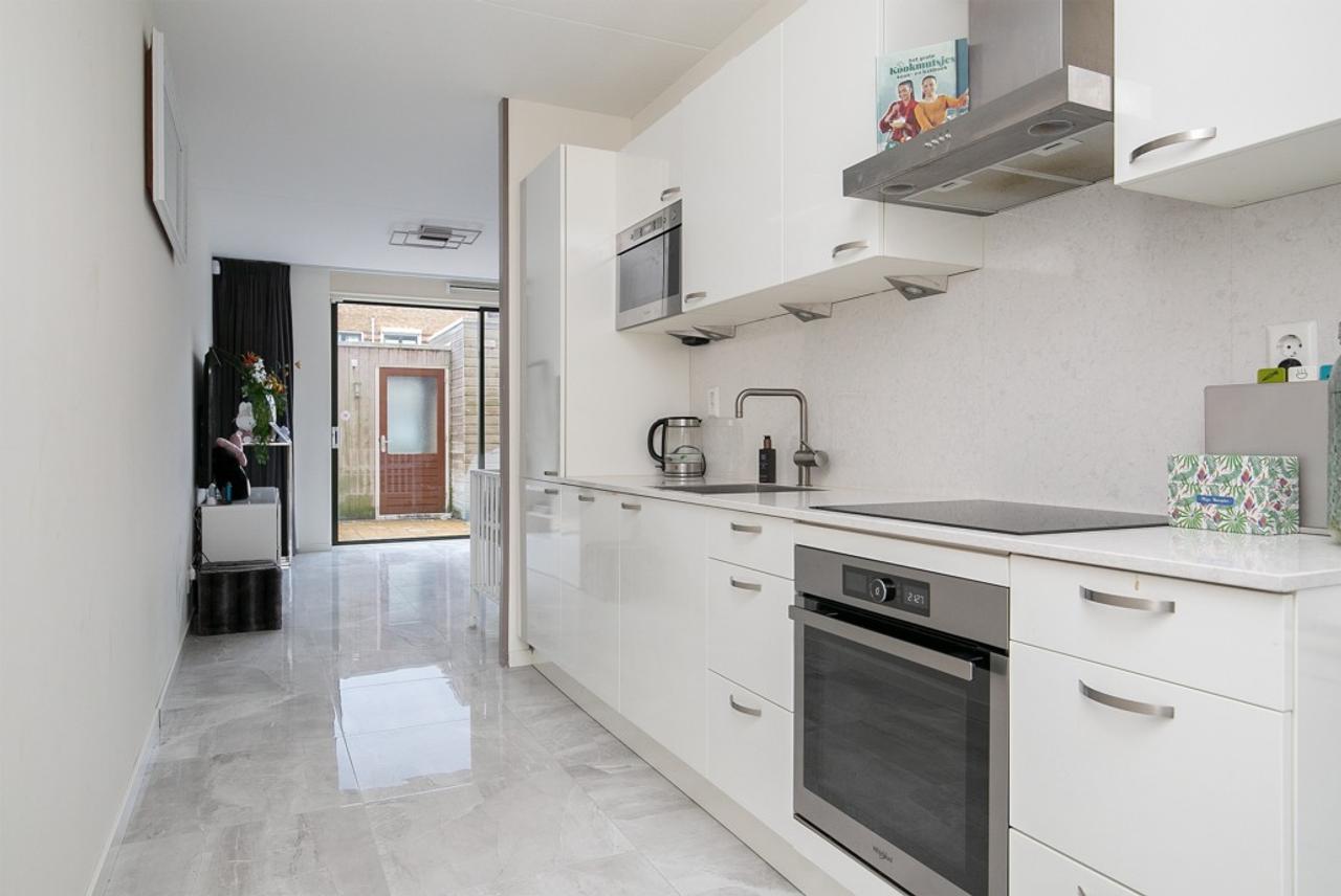 2-bedroom apartment with parking in Poort - Image 5
