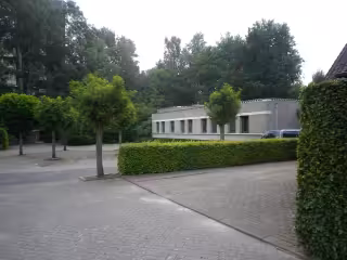 Monumentaal woonhuis met carport