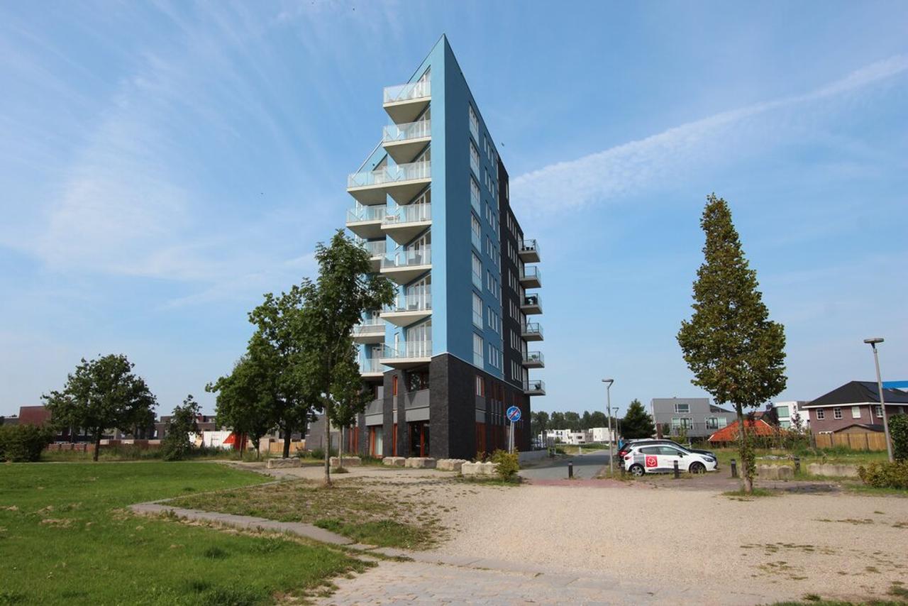 Furnished 3-room apartment with balcony - Image 1